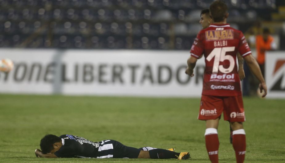 Alianza Lima cayó goleado de local 4-0 por Huracán en su debut en la Copa Libertadores 2015. (César Fajardo/Perú21)