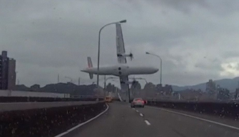 El siniestro de un avión en Taiwán deja hasta el momento 23 muertos y 20 desaparecidos. Aquí la secuencia del accidente. (Reuters)