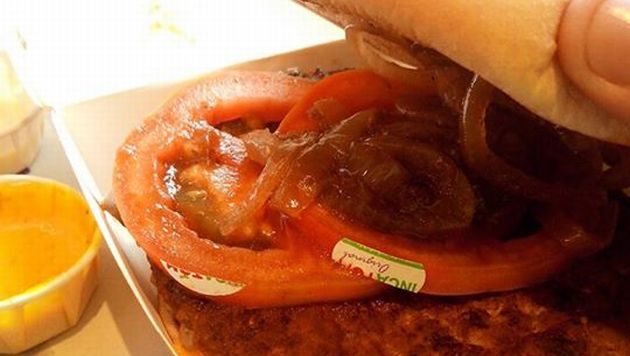 Cliente de McDonald’s denunció que stickers permanecían pegados a los tomates de su hamburguesa. (Alfonso Pacora)