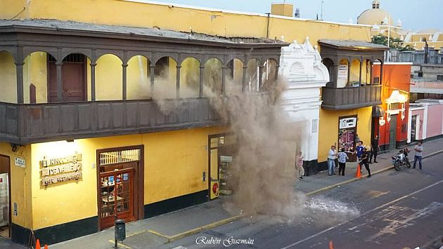 Captan momento del desplome de balcón de casona donde vivió César Vallejo. (Facebook de Rubén Guzmán Villalva)