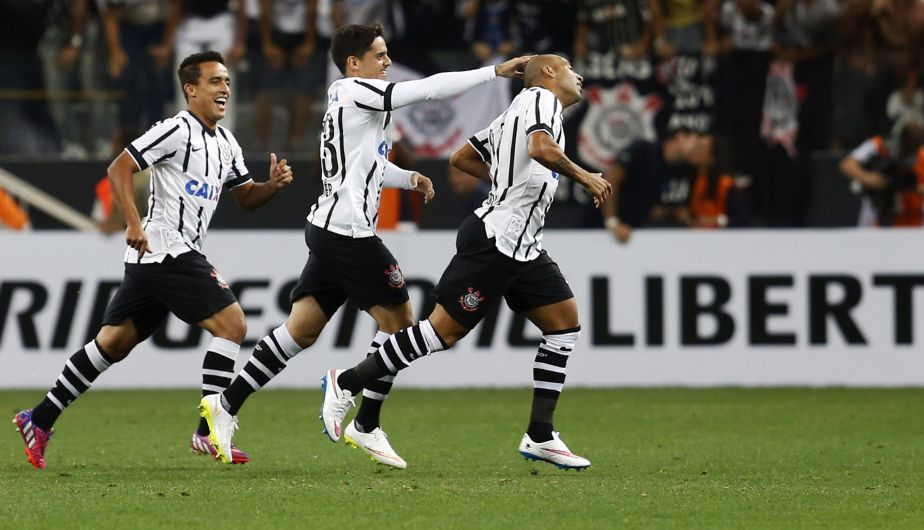 El Corinthians goleó 4-0 al Once Caldas por la primera fase de la Copa Libertadores 2015. (Reuters)