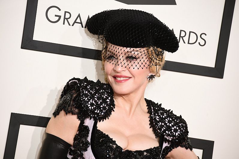 Una Madonna “torera” sorprendió en la alfombra roja de los Grammy. (AP)