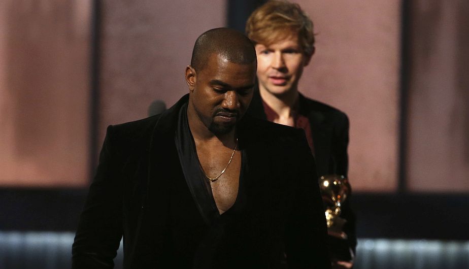 Kanye West casi le arruina a Beck su gran momento en los Grammy. (Reuters)