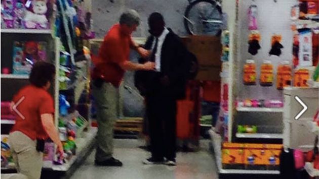 Empleados de Target no solo le consiguieron una corbata, también le dieron valiosos consejos. (Facebook)