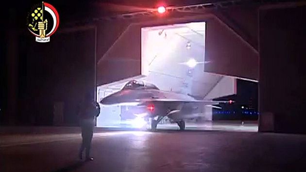 Televisión estatal de Egipto mostró salida de jet que iba a bombardear al Estado Islámico en Libia. (AFP)