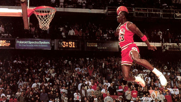 Conoce algunos de los más impresionantes logros del deportista Michael Jordan. (Wikipedia Creative Commons/YouTube BasketballMontage)