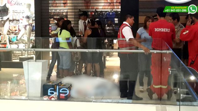 Personal de la PNP evacuó a los visitantes del centro comercial. (WhatsApp de El Comercio)