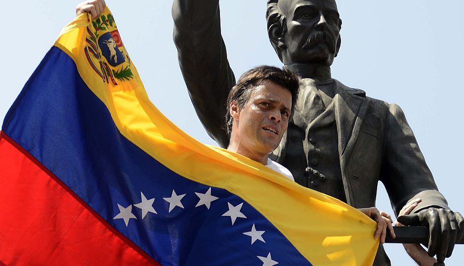 El líder opositor venezolano Leopoldo López cumple este miércoles un año en la cárcel y aún se encuentra en proceso de juicio por 4 delitos. (AFP)