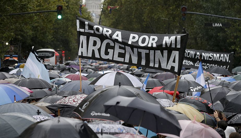 Más de 400,000 personas asistieron a la marcha del miércoles en Buenos Aires para homenajear al fiscal Alberto Nisman. (AP)