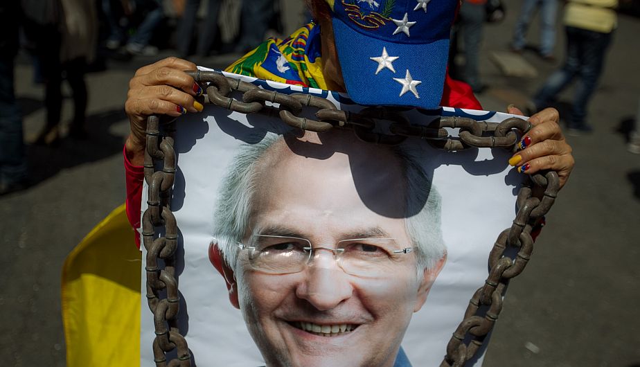 Ciudadanos y dirigentes opositores se concentraron este viernes para pedir la liberación del alcalde de Caracas, Antonio Ledezma. (EFE)