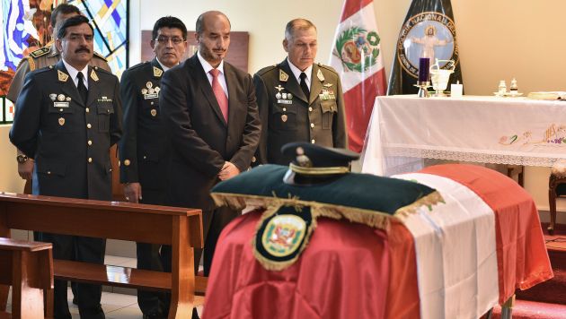 Revisarán protocolo. Ministro Pérez Guadalupe reconoció la labor de policía fallecido en acción. (Mininter)