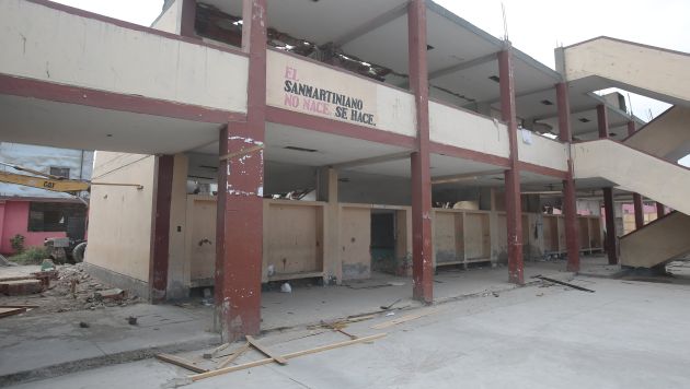 Destruyen aulas. Ayer se supervisaron trabajos de demolición en el colegio San Martín. (Roberto Cáceres)
