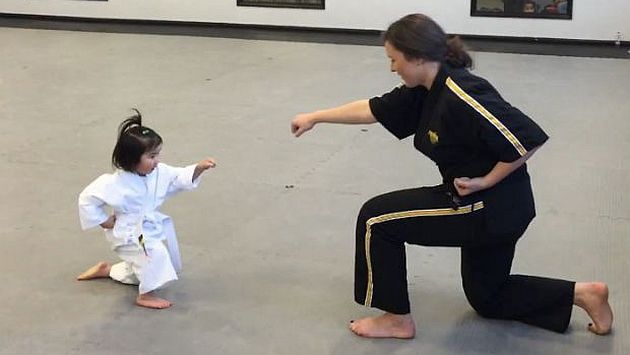 Mira a esta adorable niña de 3 años recitar el credo de Taekwondo. (Captura de YouTube)