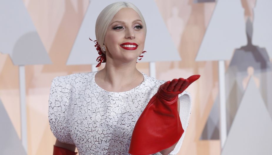 Premios Oscar 2015: Guantes de Lady Gaga generaron burlas en las redes sociales. (Reuters)