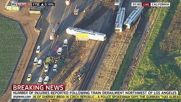 Hay varios heridos por choque de tren con camión en Los Ángeles. (Captura de Sky News)