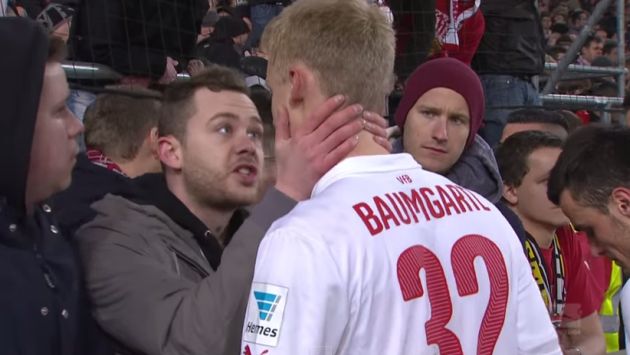 Hinchas del Stuttgart consolaron a jugador que cometió ‘blooper’. (YouTube)