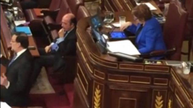 Diputada española no presta atención al discurso del presidente. (Captura YouTube)