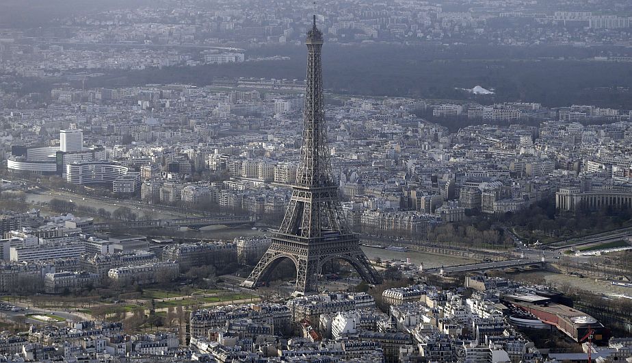Francia: Misteriosos drones siguen apareciendo en el cielo de París. (AFP)