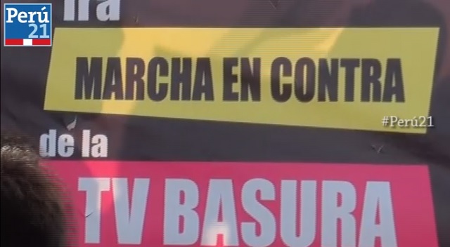 Algunos de los asistentes a la Marcha contra la TV basura protestan pese a que solo ven señal de cable. (Chinn De La Cruz/Perú21)