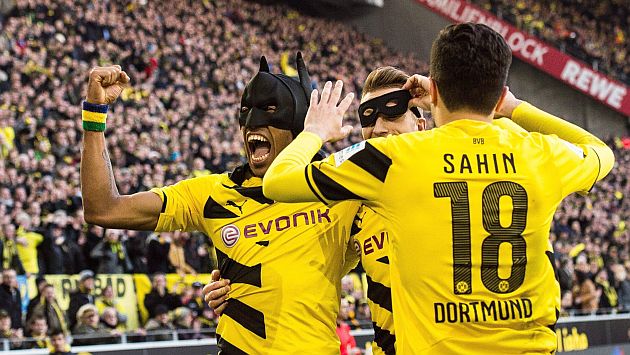 Pierre Aubameyang y Marco Reus celebraron gol del Borussia Dortmund con máscaras de ‘Batman y Robin’. (EFE)