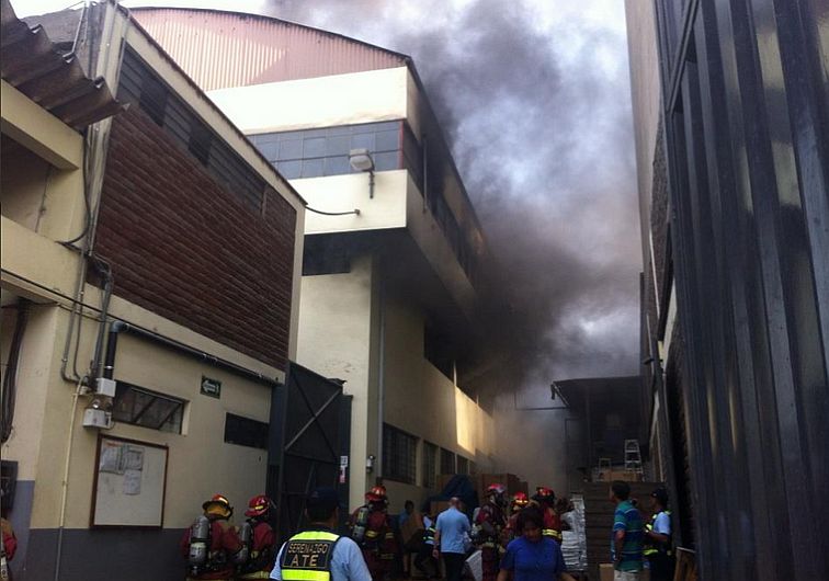 Incendio en fábrica de Ate fue controlado por los Bomberos. (Twitter @Katherine3Soto)