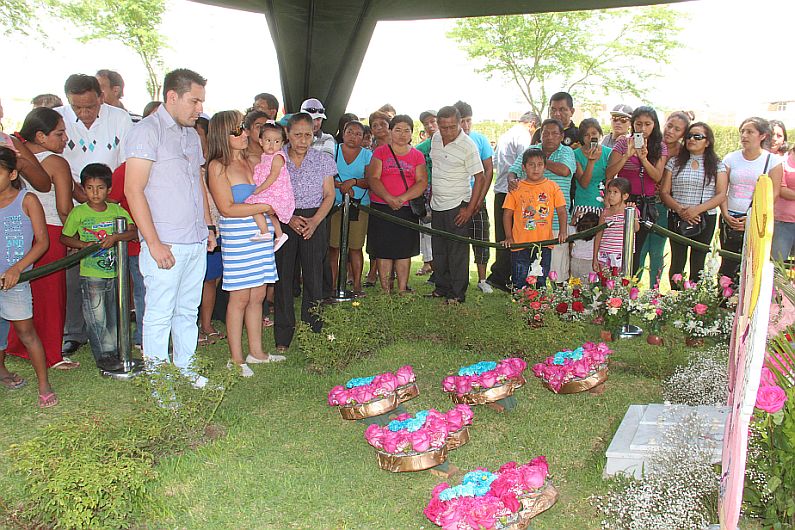 Paul Olórtiga fue el primero en visitar la tumba de Edita Guerrero por el primer aniversario de su muerte en el cementerio Parque del Buen Recuerdo, en Piura. (Jhoselin Otero/Perú21)