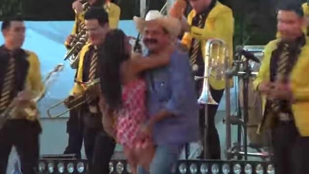 Alcalde mexicano le levantó el vestido a una joven frente a miles de personas. (YouTube)