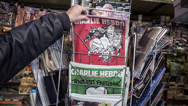 Nuevo número de Charlie Hebdo dedicada su portada al partido ultraderechista Frente Nacional. (AFP)