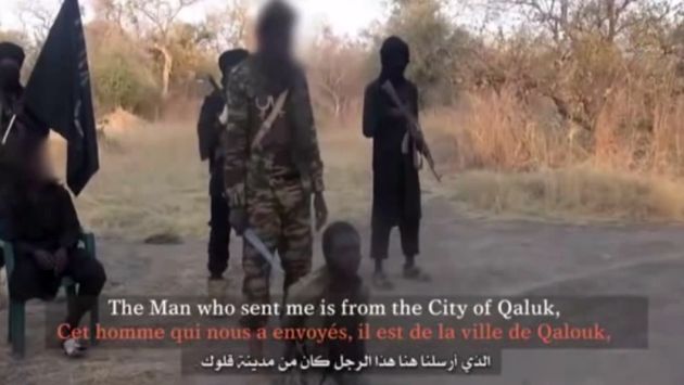 Verdugo con un cuchillo aparece en video de Boko Haram. (Captura de Shazzy Mazzy AR4 en YouTube)