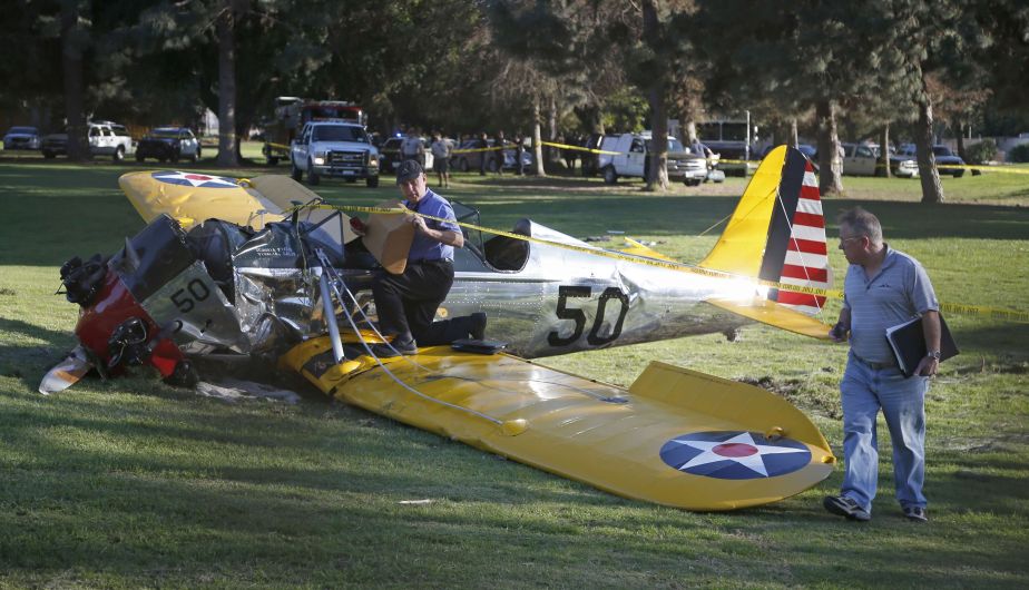 El avión accidentado seguía el viernes sobre el hoyo en el que impactó. (Reuters)