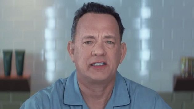 Tom Hanks también aparece cantando durante todo el videoclip. (Captura Youtube)