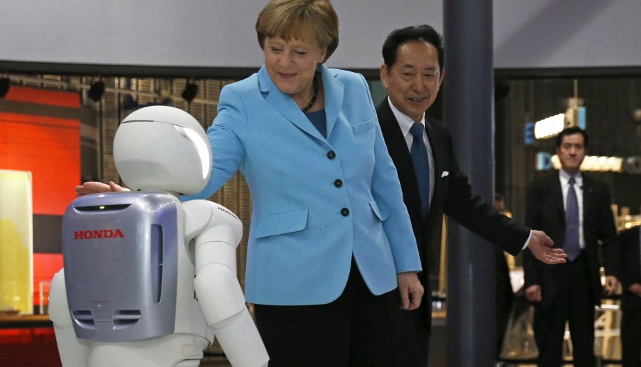 Angela Merkel jugó partido de fútbol con robot en su visita a Japón. (Reuters)