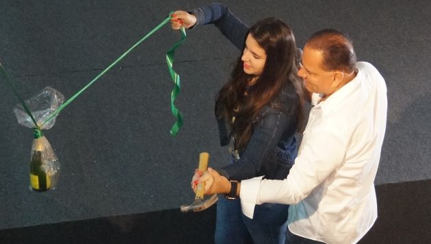 Mauricio Diez Canseco y su hija Camila en inauguración de local partidario. (Difusión)