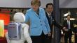 Angela Merkel jugó fútbol con robot en su visita a Japón [Fotos y Video]