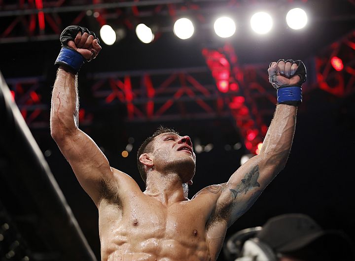 Rafael dos Anjos es el nuevo campeón peso ligero de la UFC. (AP)