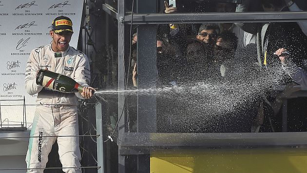 Lewis Hamilton celebrando su triunfo. (AP)