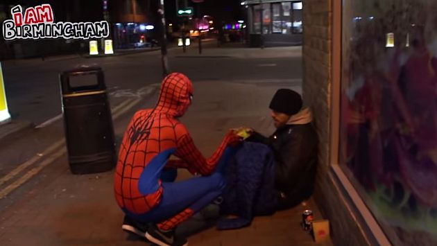Spider-Man de Birmigham reparte alimento a personas sin hogar. (YouTube)