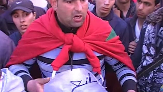 Vendedor marroquí anuncia en la plaza de Taza la venta de hijas. (YouTube)