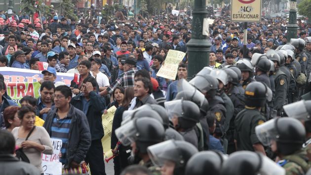 Enfrentamiento entre la policía y manifestantes dejó 18 heridos en Apurímac. (Perú21)