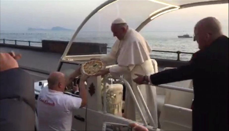 El pizzero Enzo Cacialli, burló la seguridad del papa Francisco para ofrecerle una pizza. (AP)