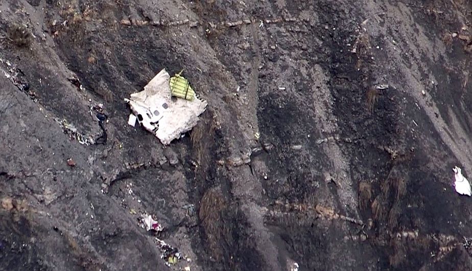 Las primeras imágenes del lugar donde se estrelló el avión de Germanwings con 150 ocupantes mostraban innumerables trozos del aparato desperdigados en un paisaje rocoso. (AFP)