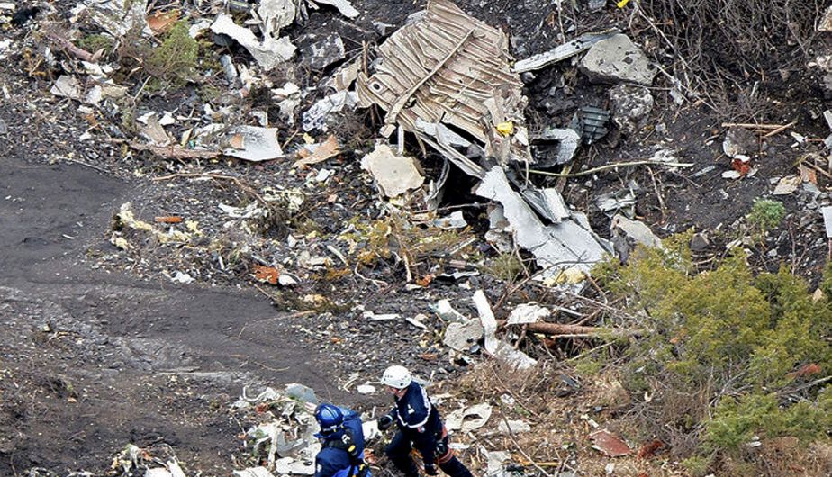 Rescatistas tratan de recuperar restos del siniestrado avión de Germanwings. (Reuters)