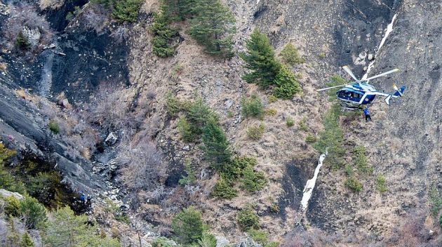 Primeras investigaciones indican al copiloto de Germanwings como el culpable del accidente. (AP)