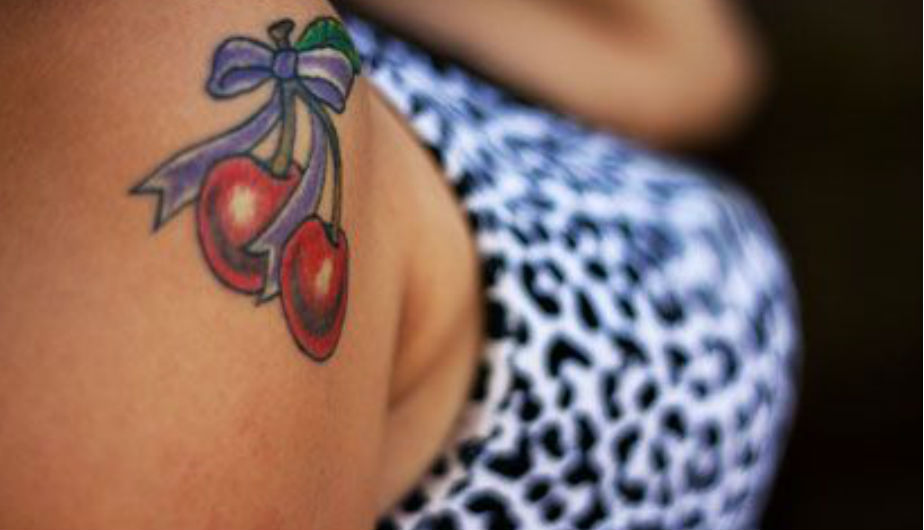 Los tatuajes inspirados en cerezas forman parte de los tatuajes de la vieja escuela, más conocidos en inglés como los ‘Old school tattoos’. (Foto: Pinterest/FreeTattooDesign) 