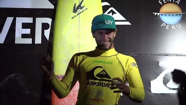 El surfista Sebastián Correa logró su primer título en Punta Hermosa. (Captura YouTube)