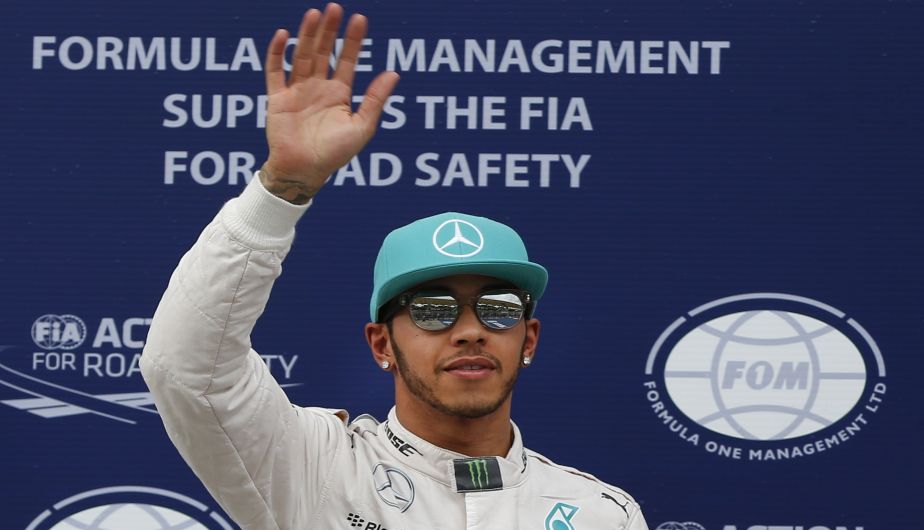 El campeón mundial de Fórmula 1, Lewis Hamilton, esquivó los charcos que dejó la lluvia para asegurar la pole para Mercedes. (AP)