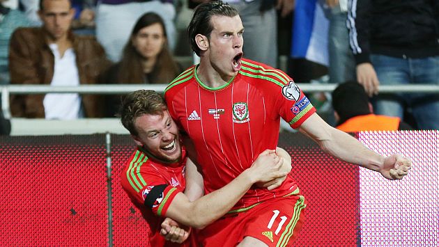Gareth Bale anotó en dos ocasiones y acerca a Galés a jugar la Eurocopa 2016. (Reuters)