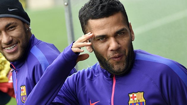 Dani Alves afirmó que está feliz en el Barcelona. (AFP)