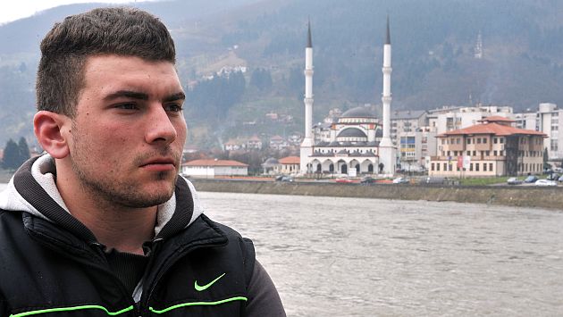 Alen Muhic, el joven bosnio que busca a sus padres biológicos. (AFP)