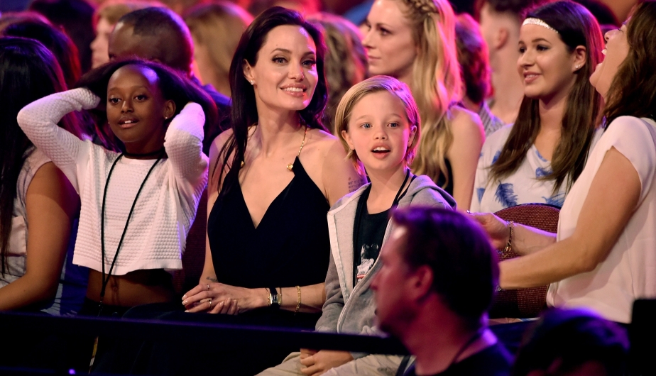 Angelina Jolie reapareció la noche del sábado en la gala Kids’ Choice Awards, tras someterse a operación para extirparse los ovarios. (AFP)